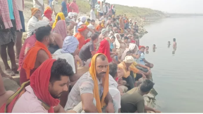 Buxar News: केशोपुर घाट पर गंगा स्नान के दौरान दो युवक डूबे, तीसरे की बची जान; गोताखोरों ने निकाला शव
