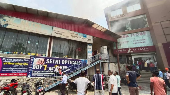 ऋषिकेश कोतवाली के पास सिटी सेंटर में स्थित एक चश्मे के शोरूम में अचानक आग लग जाने से अफरातफरी