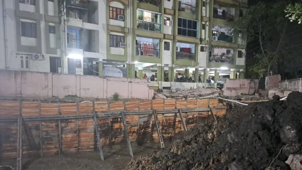 पटना में खुदाई के दौरान अपार्टमेंट की दीवार गिरी रोड धंसा लोगों ने सड़क पर गुजारी रात; निगम ने नहीं ली सुध - Vasudev Vihar Apartment wall collapses during excavation in ...