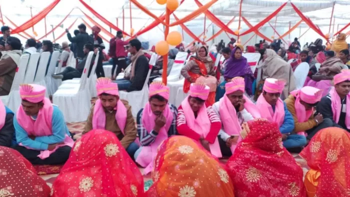 बलिया: मनियर में अयोजित सामूहिक विवाह में शामिल जोड़े।- फाइल फोटो