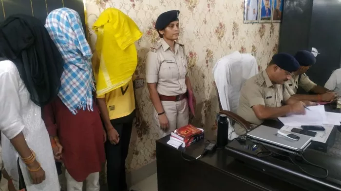 प्रेस वार्ता करते बिक्रमगंज के एसडीपीओ। (जागरण फोटो)