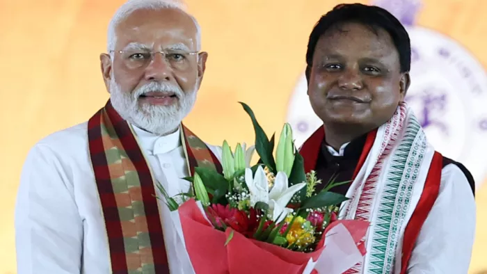 शपथ ग्रहण समारोह में प्रधानमंत्री मोदी के साथ ओडिशा के नए सीएम मोहन माझी। (फोटो- ANI)