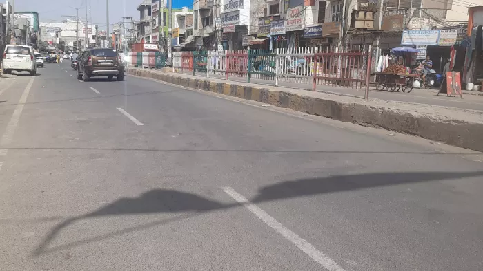 दादरी के बस स्टैंड रोड पर दोपहर के समय पसरा सन्नाटा (फाइल फोटो)