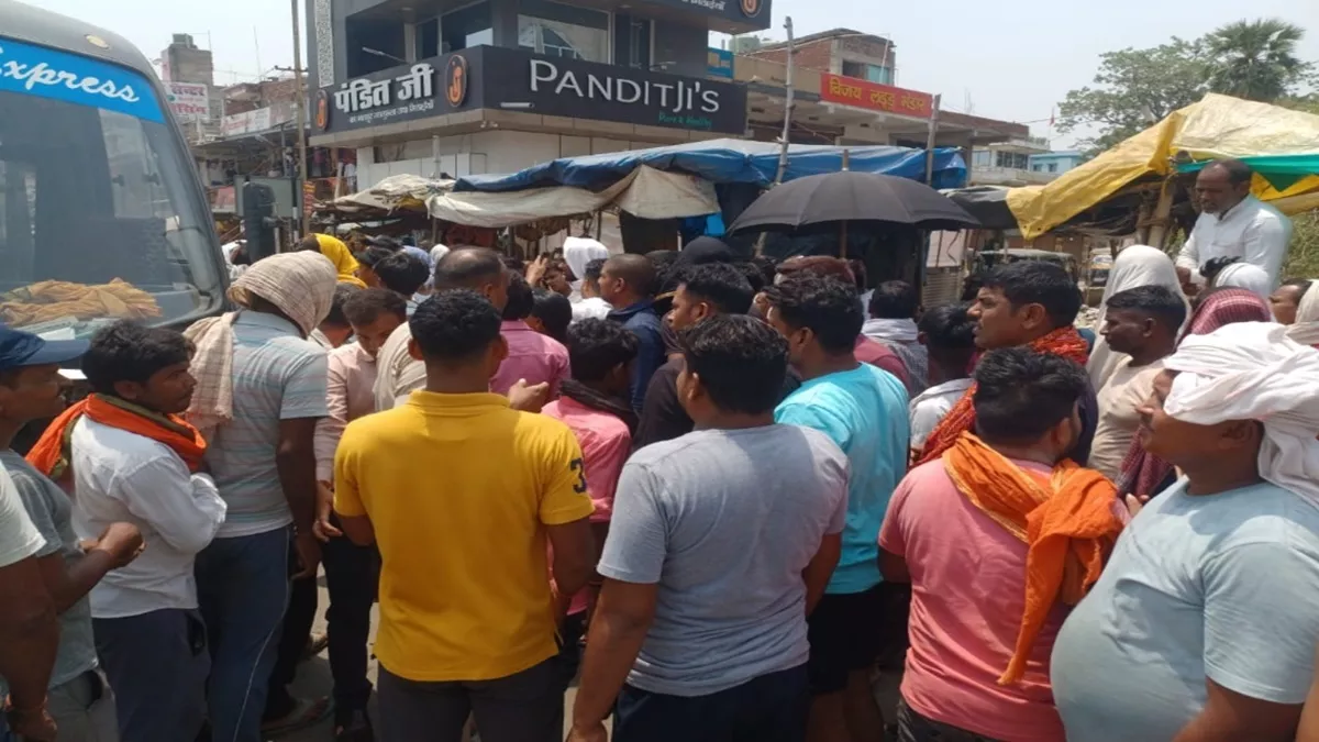 Gaya News: गया में दर्दनाक हादसा, खड़ी बस की खिड़की से महिला ने बाहर निकाला सिर; हाइवा से रगड़ खाने पर खोपड़ी हुई अलग