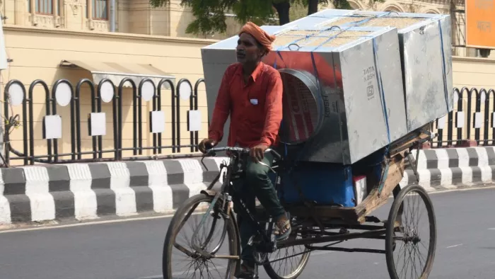 यूपी में गर्मी से लोगों का हाल बेहाल हो गया है। जागरण