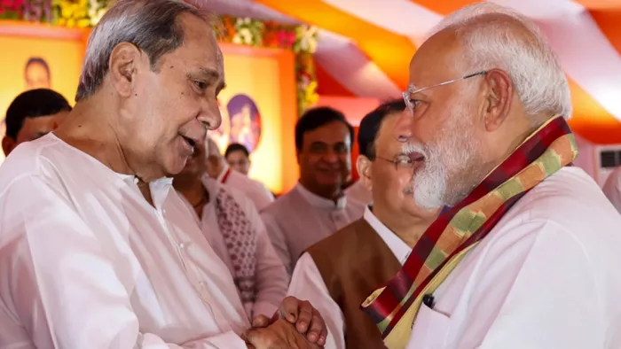 पीएम मोदी-पटनायक आपस में बात करते दिखे (जागरण)