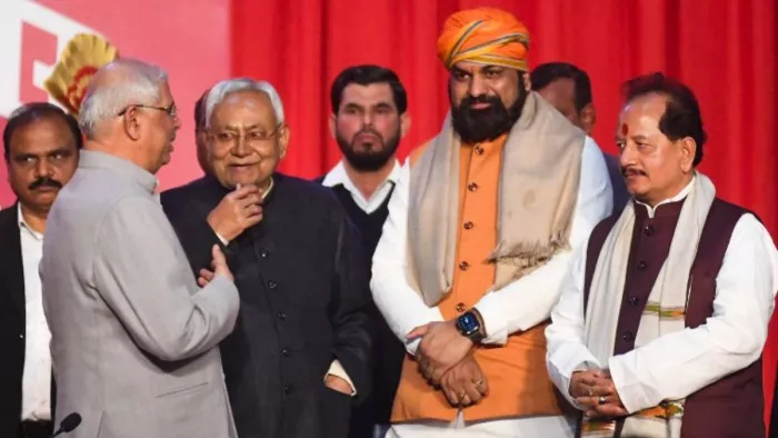 बिहार के CM नीतीश कुमार के साथ सम्राट चौधरी और विजय सिन्हा। (फाइल फोटो)