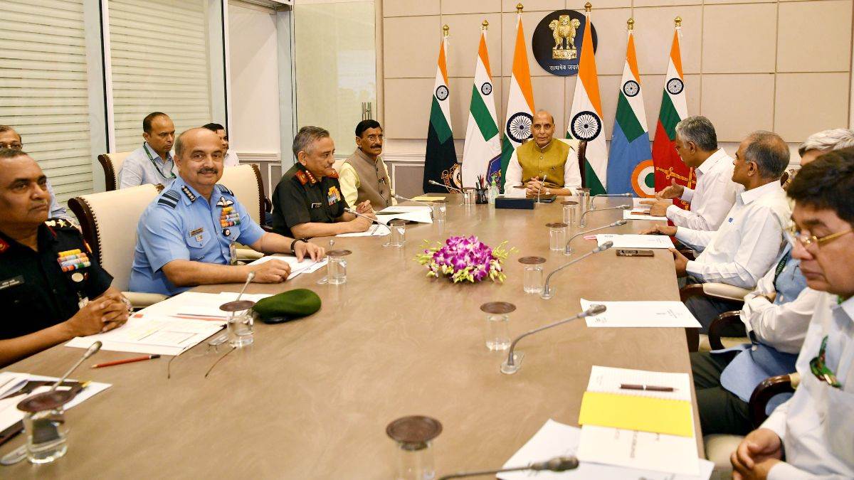 https://www.jagranimages.com/images/newimg/13062024/13_06_2024-rajnath_singh_assumes_charge_as_defense_minister_23738561.jpg