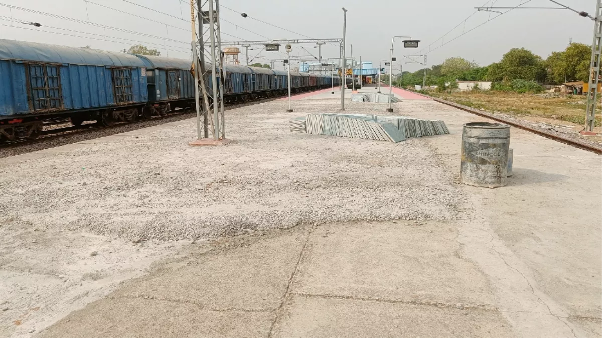 Pukhrayan Station: वाहवाही लूटने के लिए काम पूरा हुए बिना ही करा दिया उद्घाटन, प्लेटफार्म बयां कर रहे बदइंतजामी