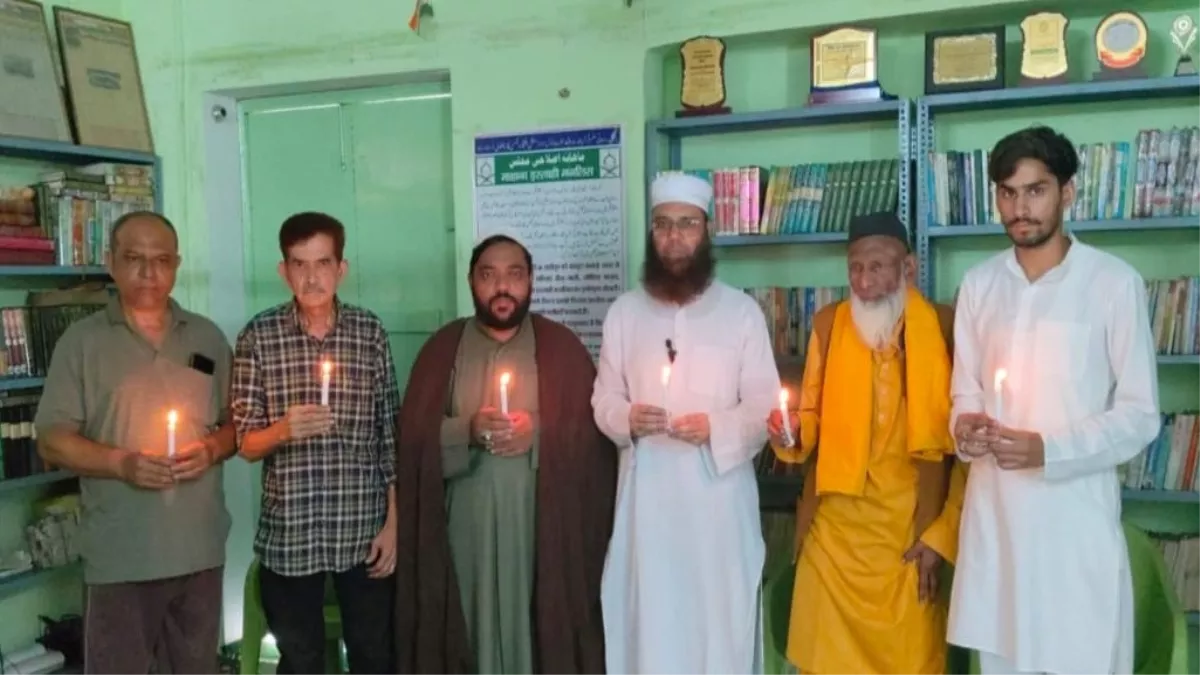 अहमदाबाद विमान हादसे में मरने वालों की आत्मिक शांति को मोमबत्ती जलाकर रखा मौन, मुजफ्फरनगर में श्रद्धांजलि सभा