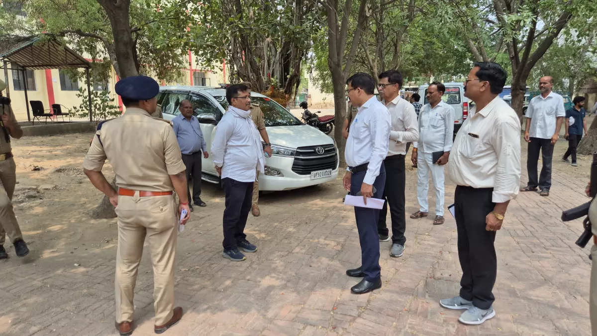 ARTO ऑफिस में डीएम का छापा, अधिकारियों को देखते ही शटर गिराकर भागे लोग; दो संदिग्ध गिरफ्तार
