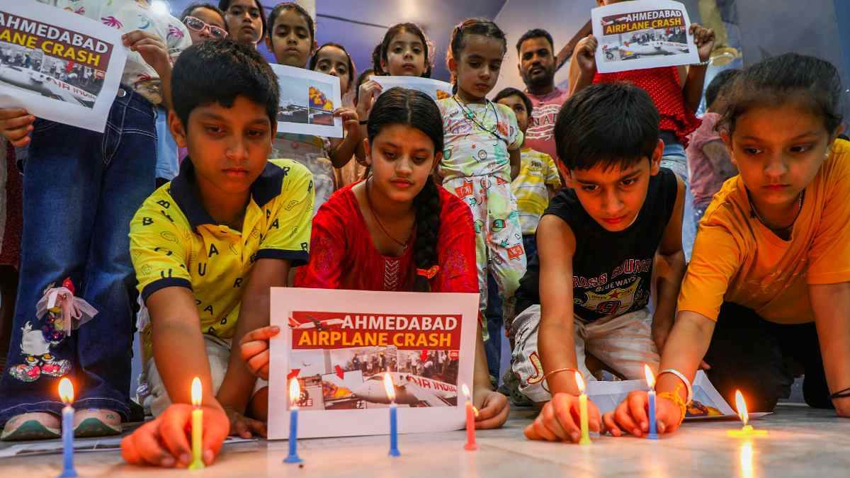 https://www.jagranimages.com/images/newimg/13062025/13_06_2025-ahmedabad_plane_crash_23962808.jpg