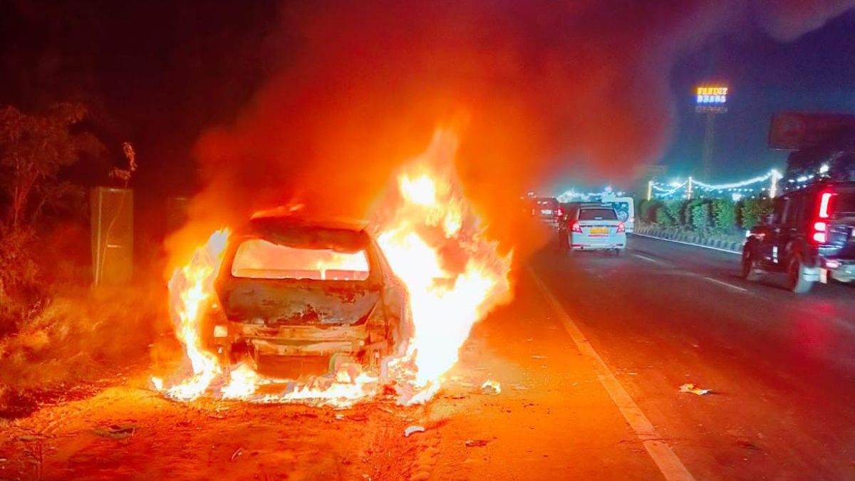 चलती कार बनी आग का गोला! महाराष्ट्र के अमरावती में ड्राइवर ने कूदकर बचाई जान