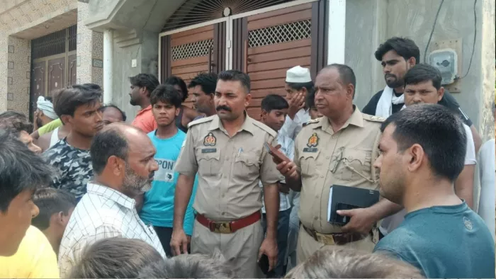ननिहाल में आएं उमैर का शव मिलने के बाद बदरखा में मोके पर पहुंची गढ़मुक्तेश्वर पुलिस व स्वजन।