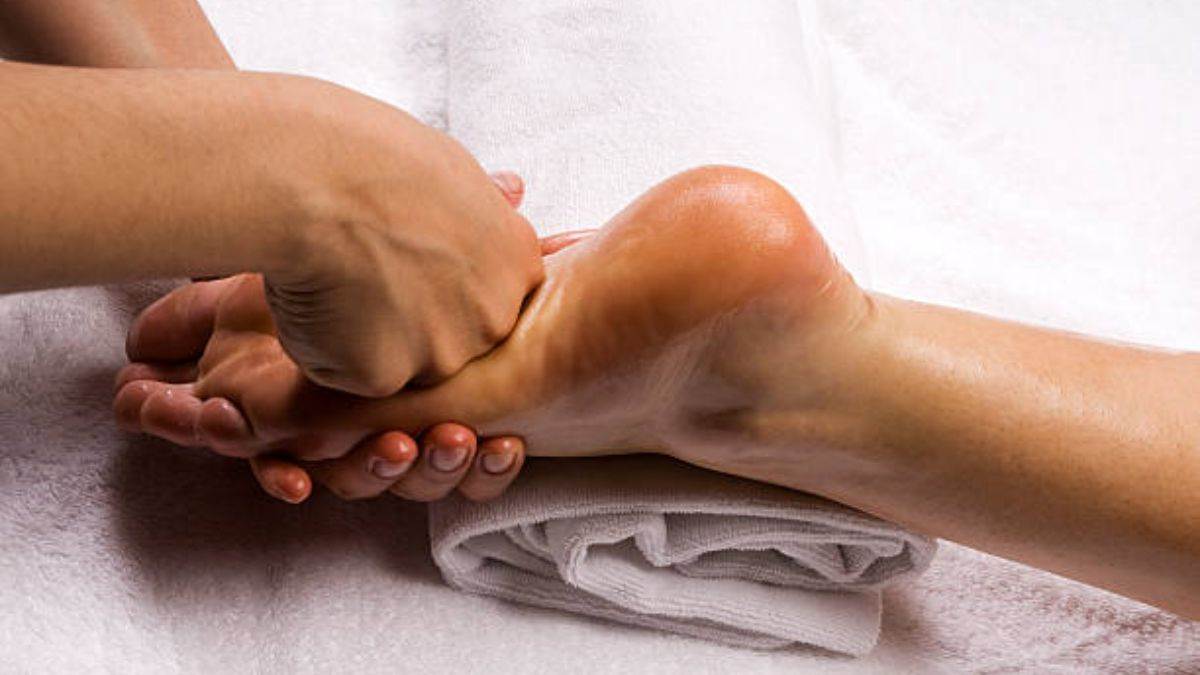 https://www.jagranimages.com/images/newimg/13062025/13_06_2025-foot_massage_23962788.jpg
