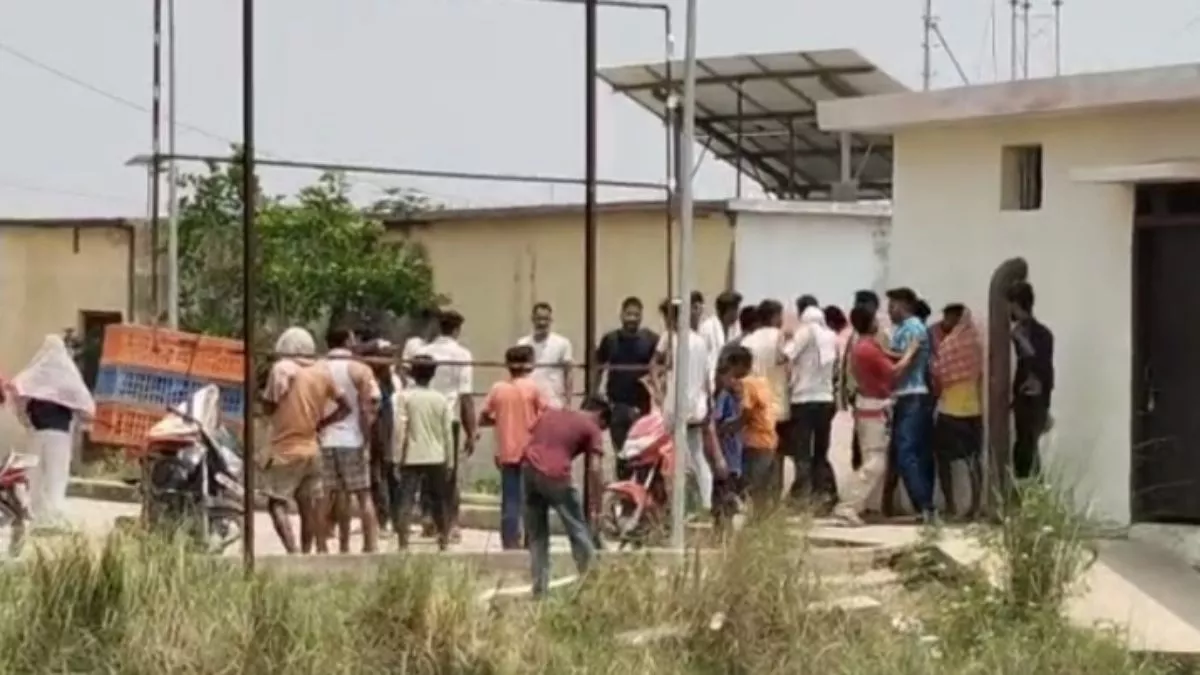 मननपुर पावर सब स्टेशन पर ग्रामीणों का हमला, इंजीनियरों की कर दी जमकर पिटाई; पुलिस को करना पड़ा लाठीचार्ज
