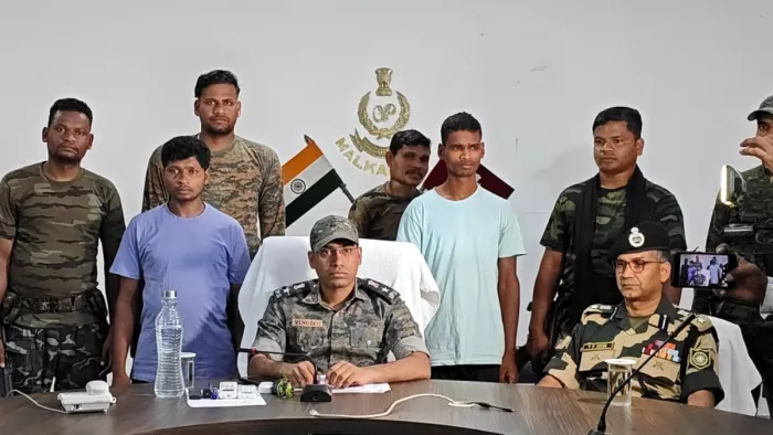 प्रेसवार्ता में उपस्थित गिरफ्तार नक्सली। (जागरण फोटो)