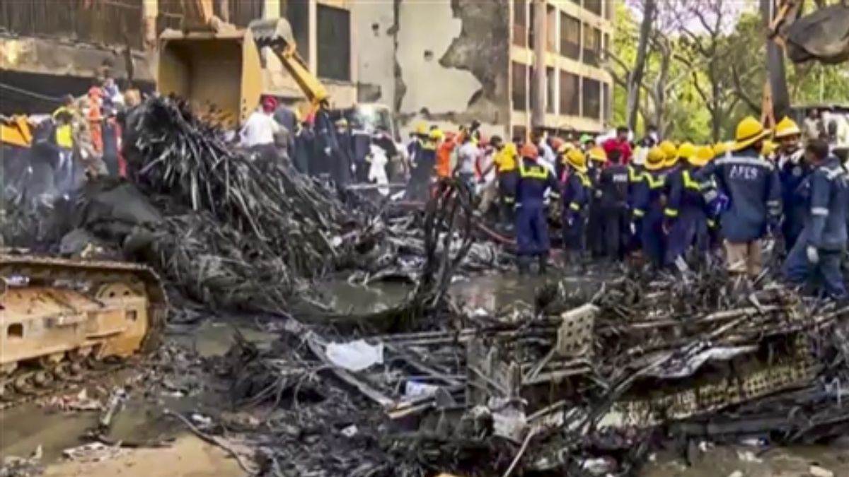 https://www.jagranimages.com/images/newimg/13062025/13_06_2025-plane_crash_update_23962707.jpg