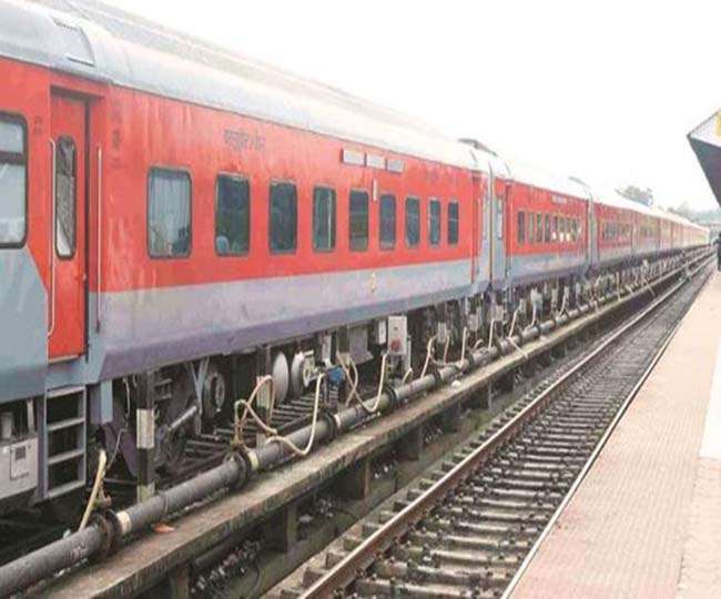 Indian Railways कमाल का यह क्विक वाटरिंग सिस्टम; ट्रेन आते ही मोबाइल