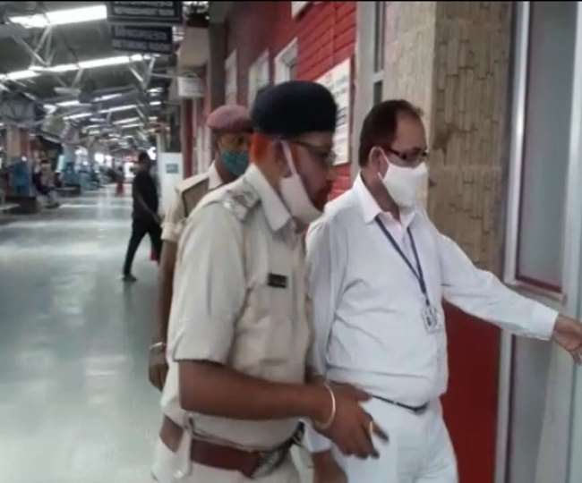 एनआइए अधिकारी के समक्ष बयान दर्ज कराने जाते जीआरपी थानाध्यक्ष के साथ स्टेशन अधीक्षक एके स‍िंंह। जागरण