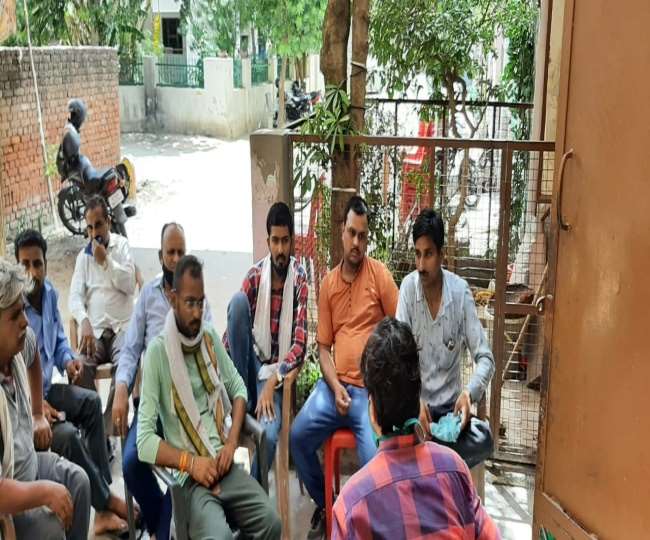 शास्त्रीपुरम स्थित अशोक गोयल के निवास पर एकत्र लोग। फाइल फोटो