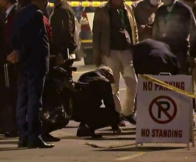 इजरायली दूतावास के बाहर हुए धमाके के बाद जांच करती एनआइए की टीम।
