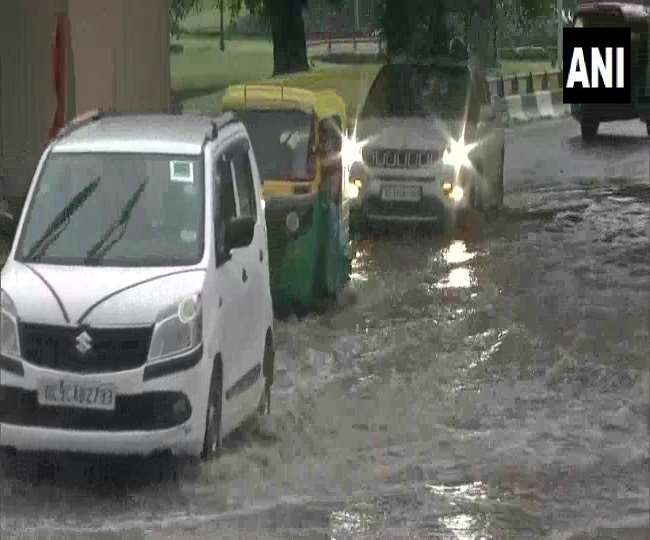 VIDEO: देरी से पहुंचे मानसून ने दिल्ली-एनसीआर को भिगोया, जलभराव से कई जगह जाम