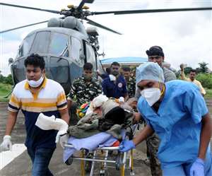 Gumla Jharkhand News घायल जवान को एयर लिफ्ट कर रांची लाया जा रहा है।