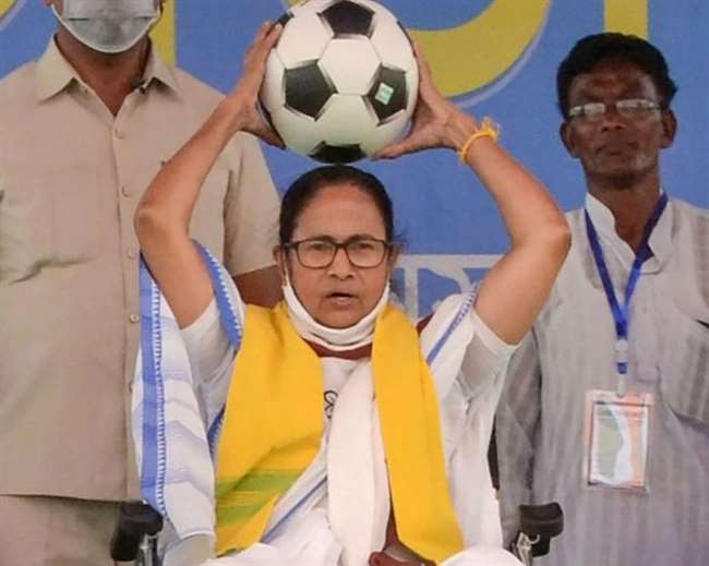 बीते चुनाव के दौरान ‘खेला होबे’ नारा लगाने के साथ कुछ इस तरह फुटबॉल को भीड़ में उछाला करती ममता