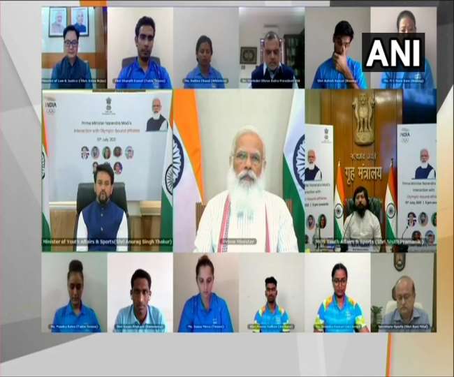 टोक्यो ओलंपिक में जाने वाले खिलाड़ियों से बात कऱ ऱहे प्रधानमंत्री मोदी।