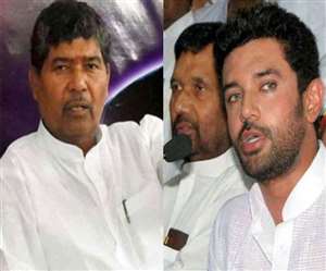 केंद्रीय मंत्री पशुपति कुमार पारस, स्व रामविलास पासवान और लोजपा सांसद चिराग पासवान। जागरण आर्काइव।