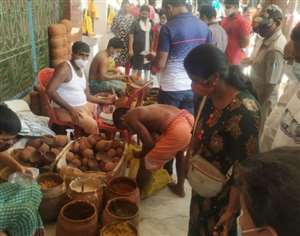 कोविड नियम का उल्लंघन कर प्रसाद खरीदने के लिए सीडीए जगन्नाथ मंदिर परिसर में भीड़ लगाते लोग।