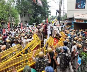 रोहतक में पूर्व मंत्री मनीष ग्रोवर के घर का घेराव करने जा रहे किसान बैरिकेड पर पुलिस से भिड़ गए।