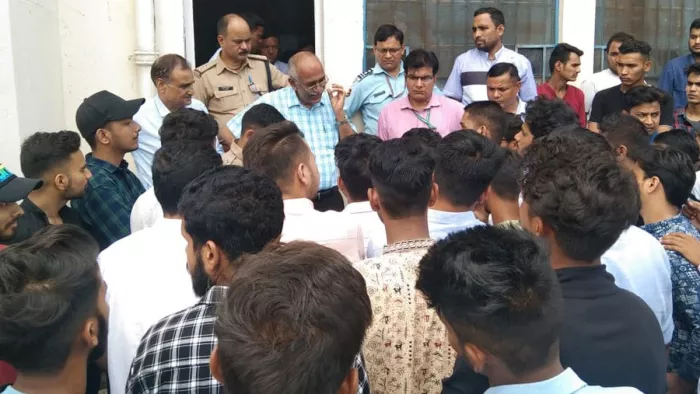 बिड़ला परिसर परीक्षा केंद्र परिसर पहुंचे छात्रों से वार्ता करते गढ़वाल केंद्रीय विवि के प्रति कुलपति प्रो. आरसी भट्ट।
