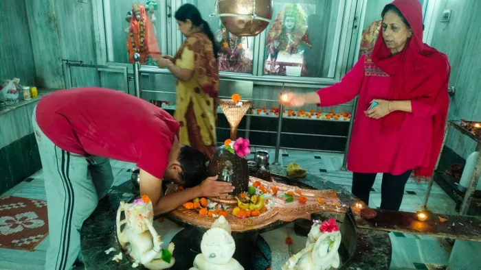 श्रद्धालुओं ने मंदिर पहुंचकर जलाभिषेक कर आराधना की और सुख शांति की कामना की।