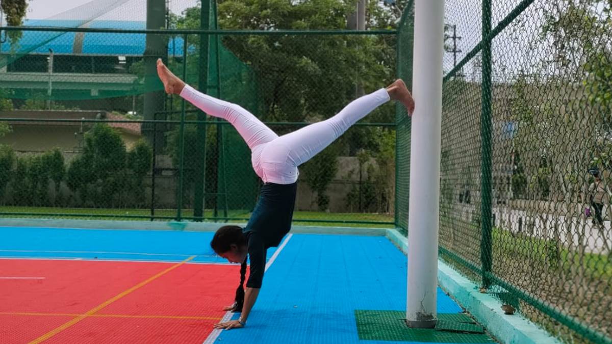 Wall Handstand Challenge वॉल हैंडस्टैंड का चैलेंज इन लोगों के लिए हो