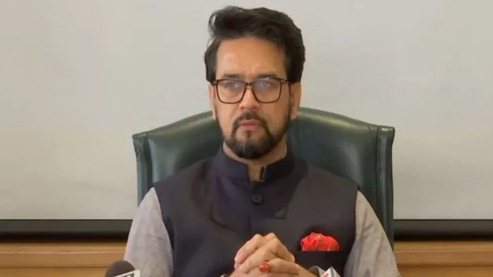 केंद्रीय सूचना एवं प्रसारण मंत्री अनुराग सिंह ठाकुर की फाइल फोटो।(फोटो सोर्स: जागरण)