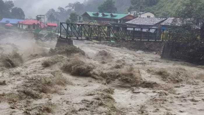 बाढ़ के चलते ब्यास नदी में बही 3 मंजिला इमारत