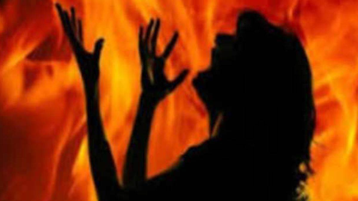 in laws killed mamta by sprinkling petrol and burning her alive father is wandering to get justice for daughter
