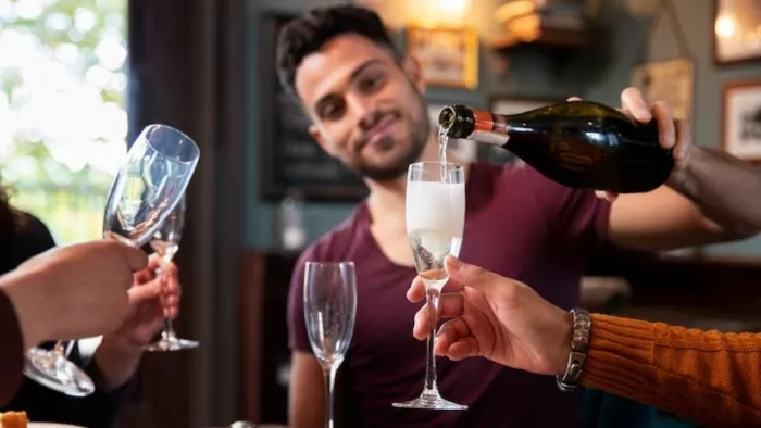Career in Wine Testing: वाइन इंड्रस्टी में जॉब के मौके लगातार बढ़ रहे हैं।