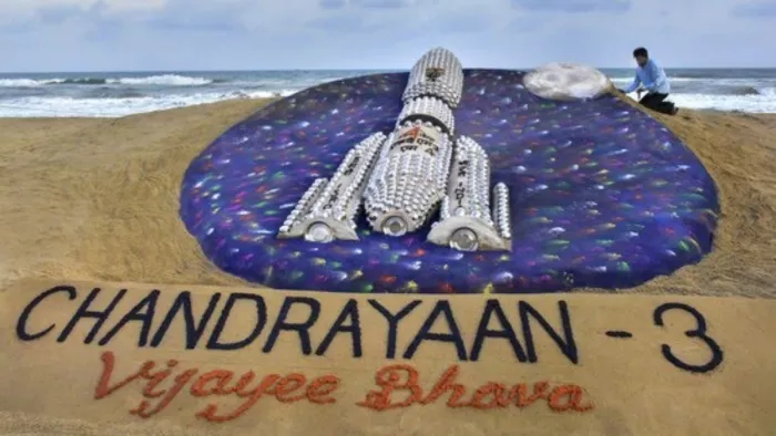 पुरी समुद्र तट पर सुदर्शन पटनायक ने लॉन्च से पहले रेत पर बनाया 'चंद्रयान'-3 , दिया 'विजयी भव' का संदेश