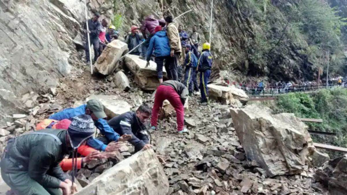 Rudraprayag News: केदारनाथ पैदल मार्ग पर दर्दनाक हादसा, पहाड़ी से पत्थर गिरने से एक महिला की मौत; एक घायल - Accident on Kedarnath footpath a woman died due to stone falling from