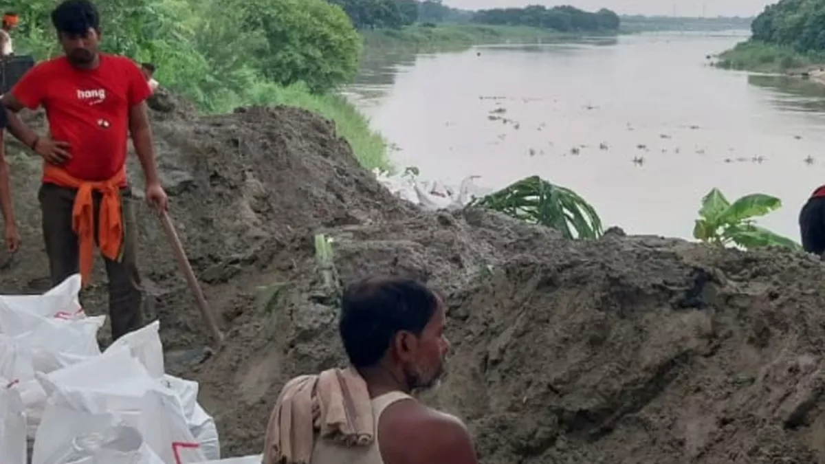 Begusarai News: बेगूसराय में मंडराया बाढ़ का खतरा, बूढ़ी गंडक के उफनाने से इन गांवों पर संकट; कट रही बांध की मिट्टी