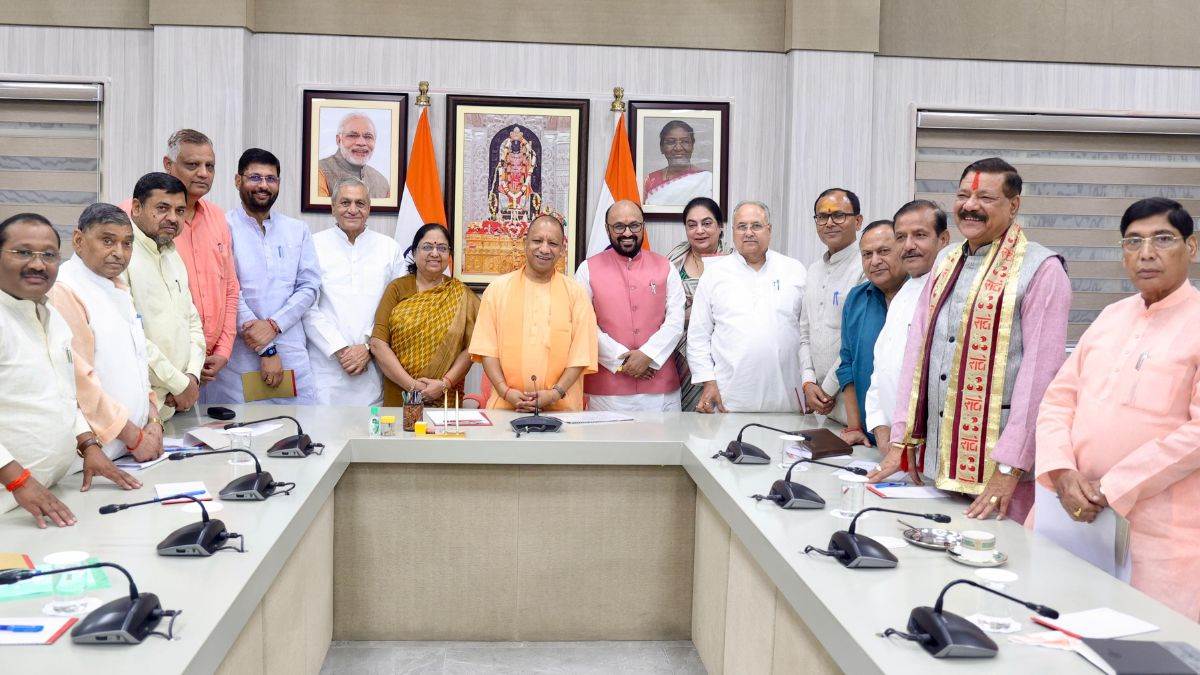 https://www.jagranimages.com/images/newimg/13072024/13_07_2024-bjp_mla_meets_cm_yogi_23757611.jpg