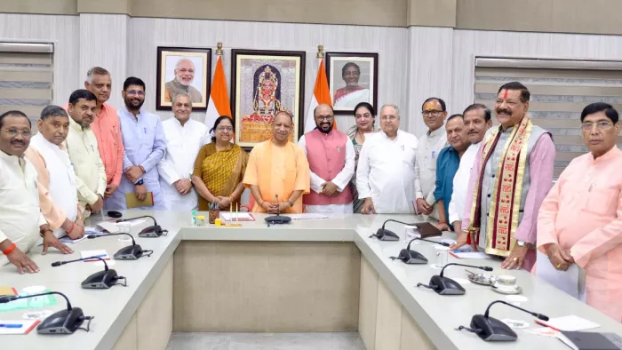 अपने आवास पर आगरा मंडल के विधायकों से मुलाकात के बाद मुख्यमंत्री योगी आदित्यनाथ । सौजन्य: भाजपा