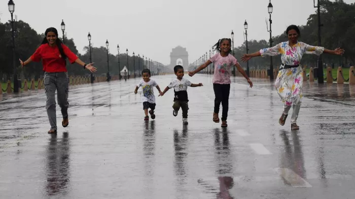 Delhi Weather: दिल्ली में हुआ सुहाना मौसम।