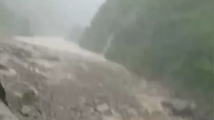 Cloud Burst in Dharchula: बादल फटने से कूलागाड़ नाले में बना मोटर पुल बहा