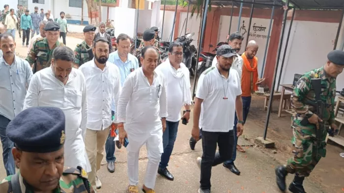 शुक्रवार को अदालत में पेश होने जाते ग्रामीण विकास मंत्री इरफान अंसारी। फोटो- जागरण