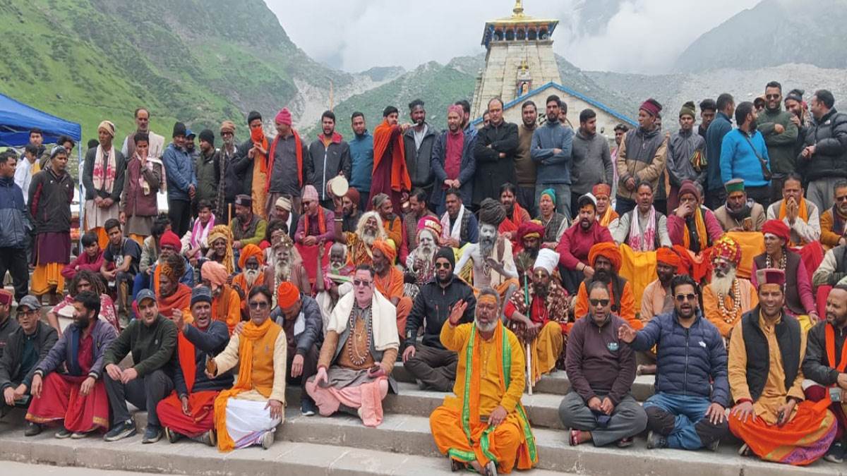 Kedarnath Temple in Delhi: दिल्ली में प्रतीकात्मक मंदिर निर्माण का पुरजोर विरोध, धरने पर बैठे केदारनाथ के तीर्थ पुरोहित - Kedarnath Dham tirth purohit protest against ...