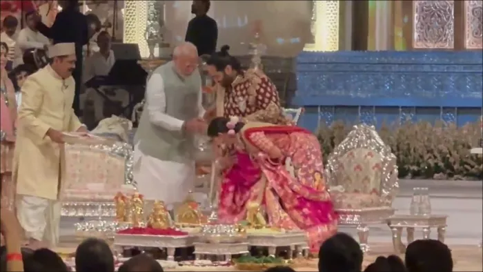 अनंत और राधिका मर्चेंट की शादी की आशीर्वाद सेरेमनी में शनिवार को प्रधानमंत्री मोदी जियो वर्ल्ड सेंटर पहुंचे।